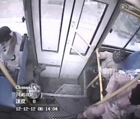 O femeie din China a născut în autobuz, printre călători